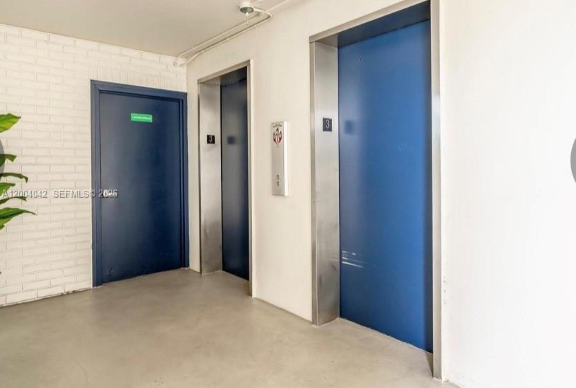 ROYAL BAHAMIAN WEST - Residential