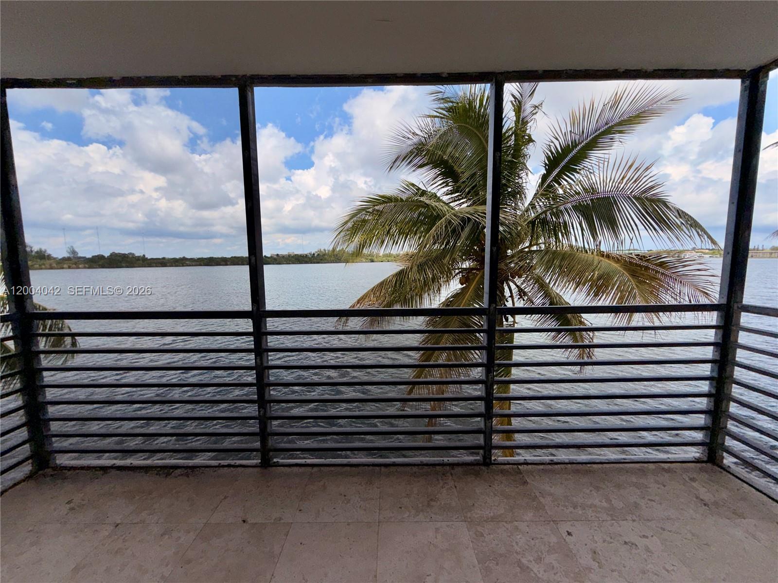 ROYAL BAHAMIAN WEST - Residential