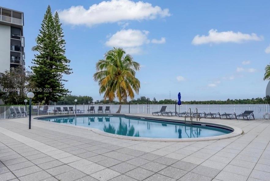 ROYAL BAHAMIAN WEST - Residential