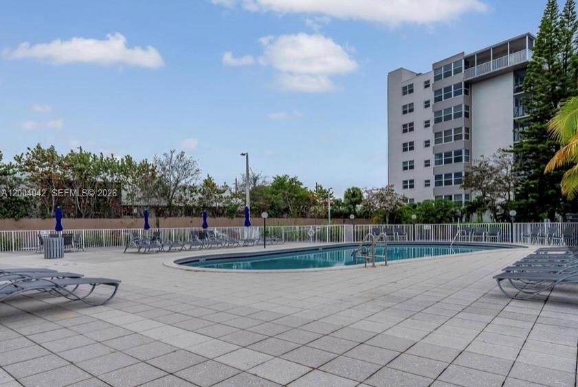 ROYAL BAHAMIAN WEST - Residential