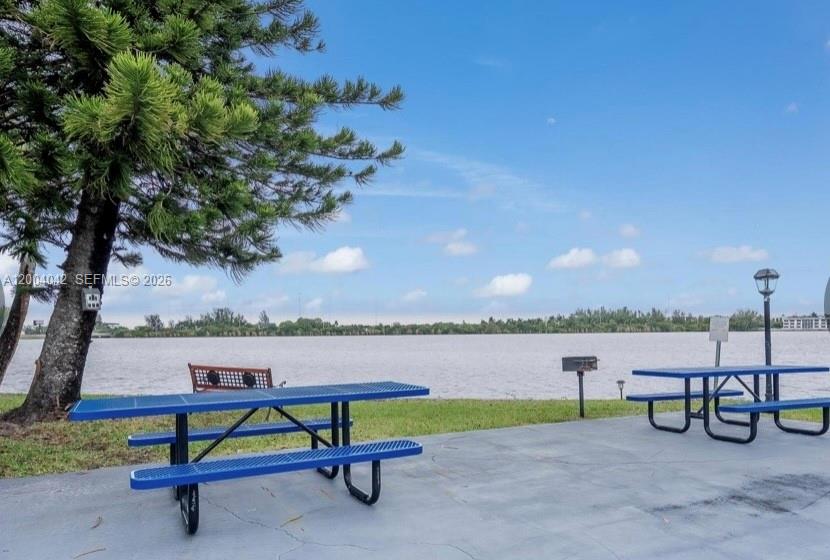 ROYAL BAHAMIAN WEST - Residential