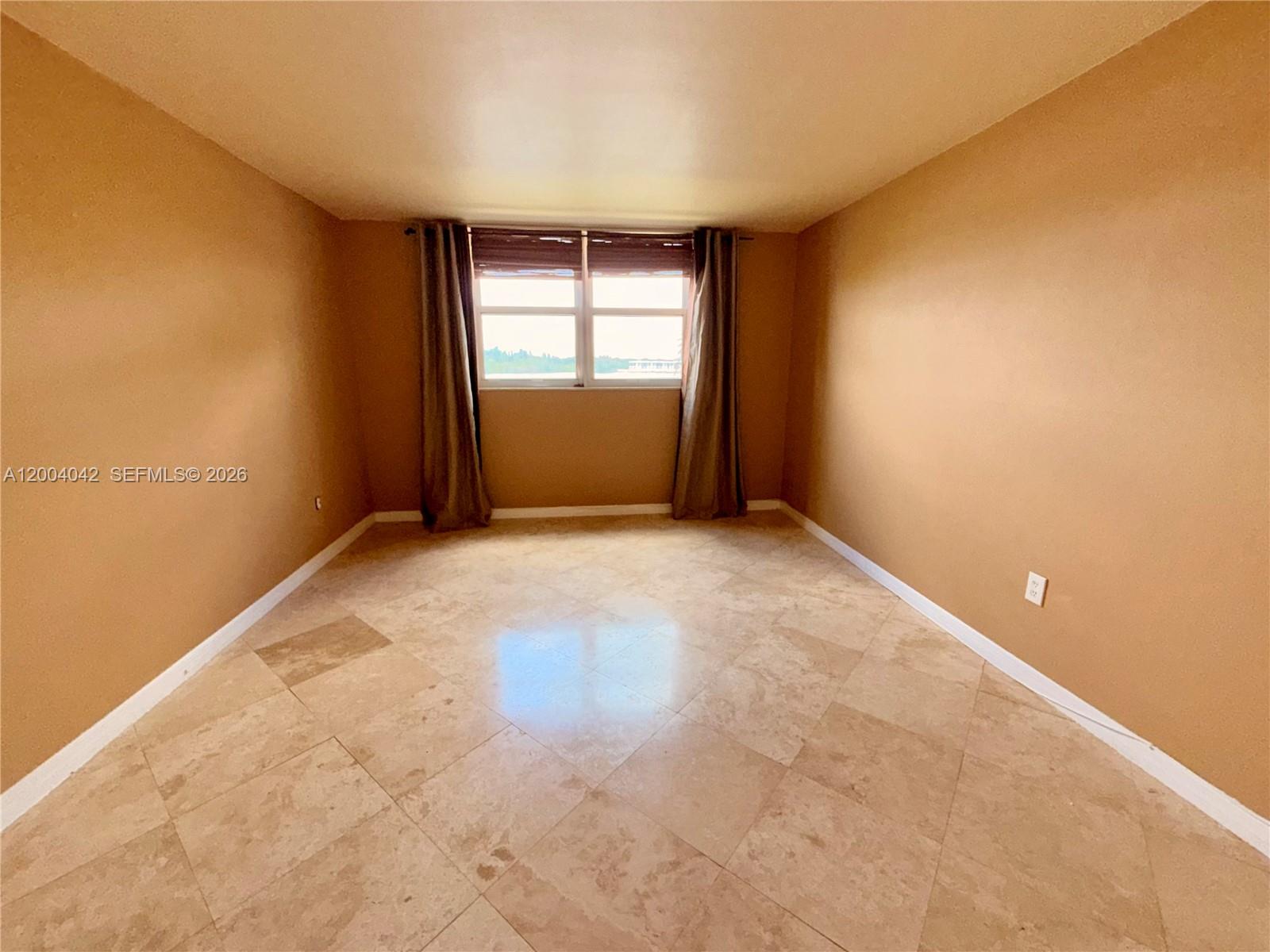 ROYAL BAHAMIAN WEST - Residential