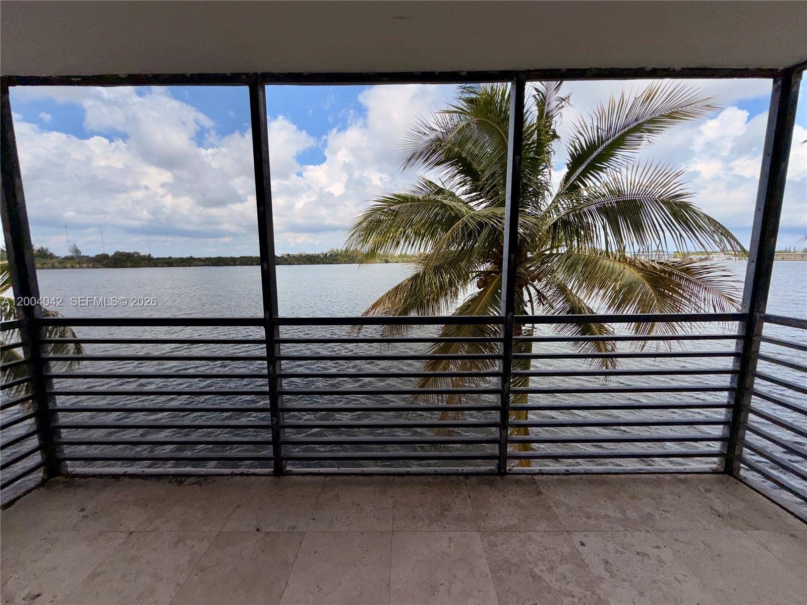 ROYAL BAHAMIAN WEST - Residential