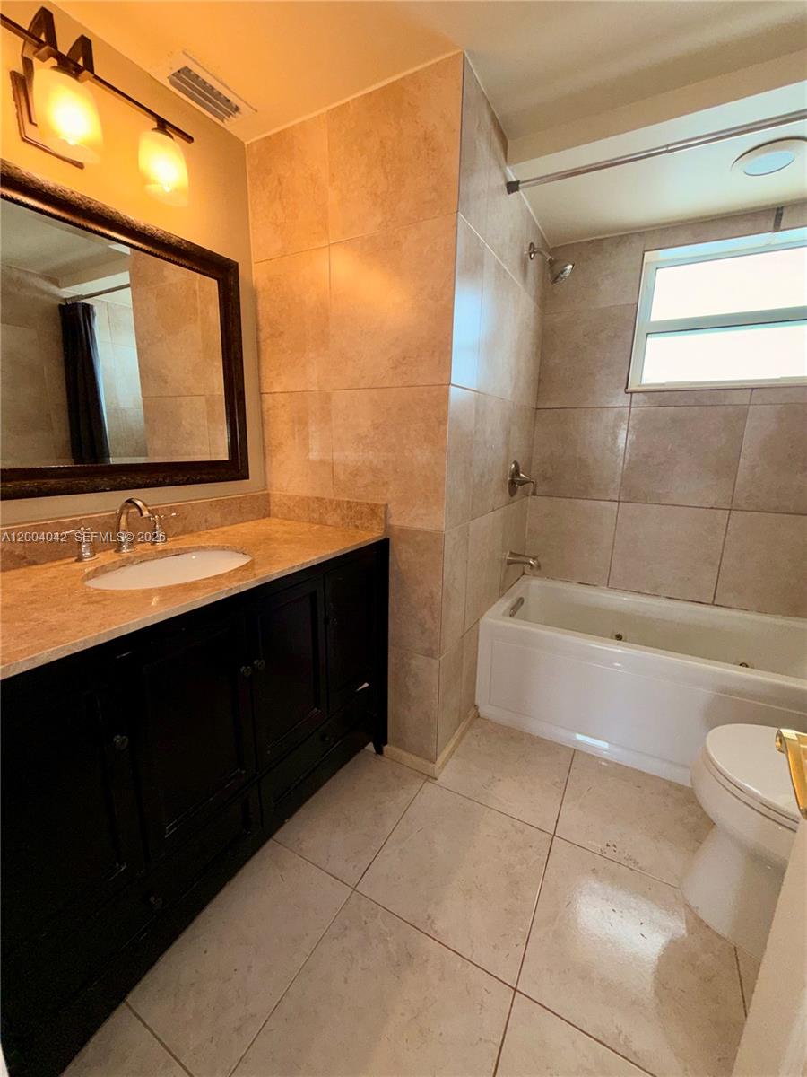 ROYAL BAHAMIAN WEST - Residential