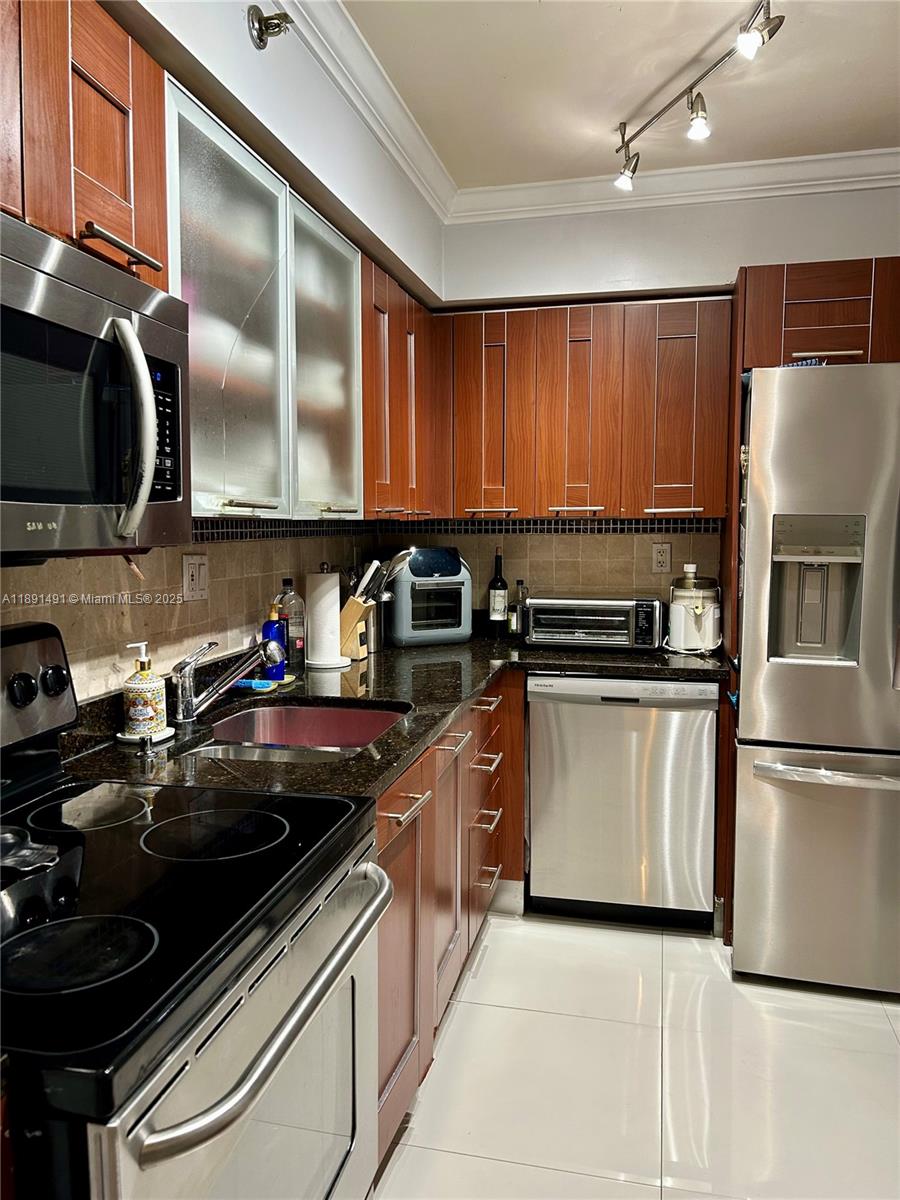 PARC CENTRAL AVENTURA EAS - Residential Lease