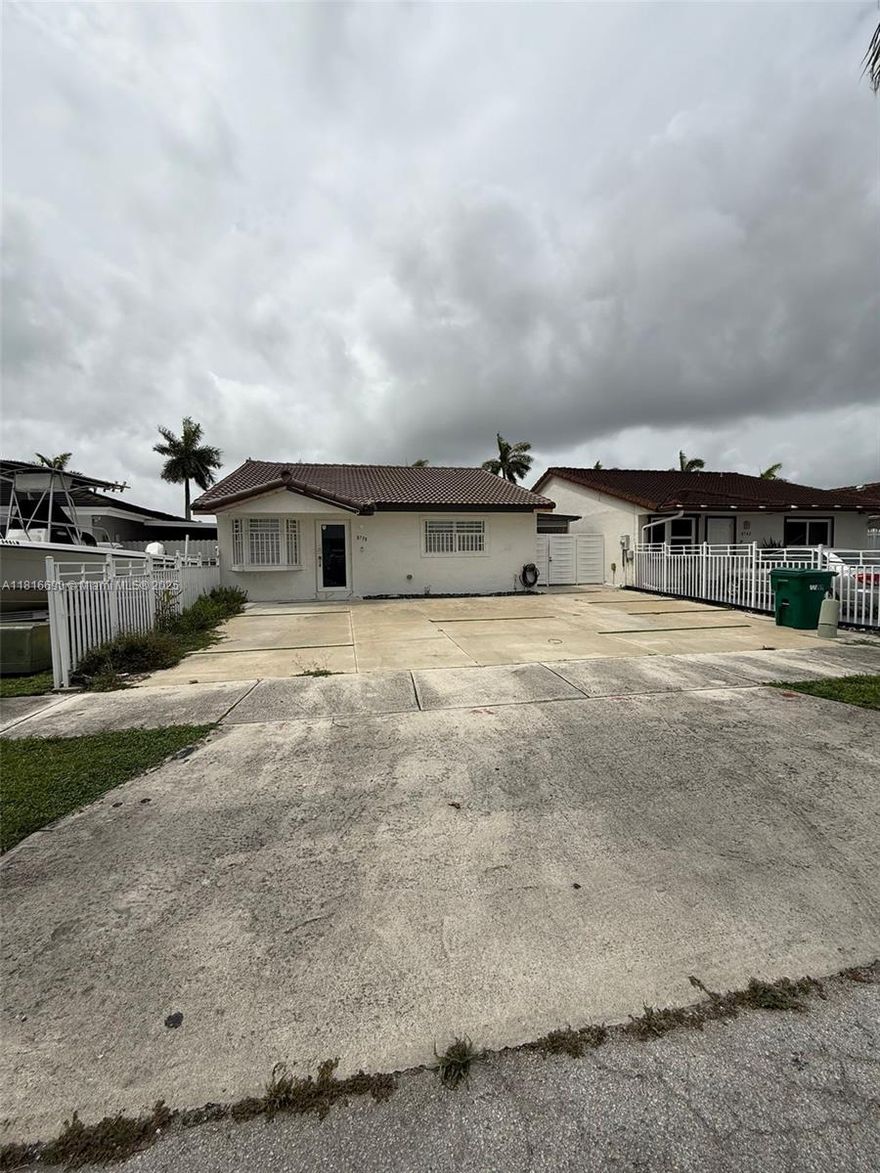 House for rent in Hialeah Gardens
Three bedrooms, one bathroom. Water included in the price.
Located in a quiet residential area near schools, shops, and major thoroughfares. Parking available. Renovated property ready to move in. Deposit plus first month's rent required.
Ideal for a family looking for comfort and a good location.
To show, call agent Heidy Valle