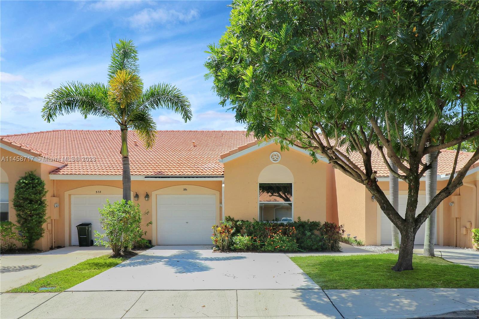 Welcome home to 386 Coral Trace in the heart of Delray Beach. This rarely available 2 bedroom, 2 bathroom villa is not to be missed. Featuring a beautiful screened in lanai with expansive lake views, vaulted ceilings, and beautiful updates throughout. Upon entering the home, you are greeted by a foyer and dining area that leads into a stunning updated kitchen and living area. The kitchen boasts light and bright cabinetry, stainless steel appliances and quartz countertops The spacious primary suite offers tranquility, and generous size en-suite bathroom and walk in closet. The 2nd bedroom and bathroom are roomy and beautifully updated.