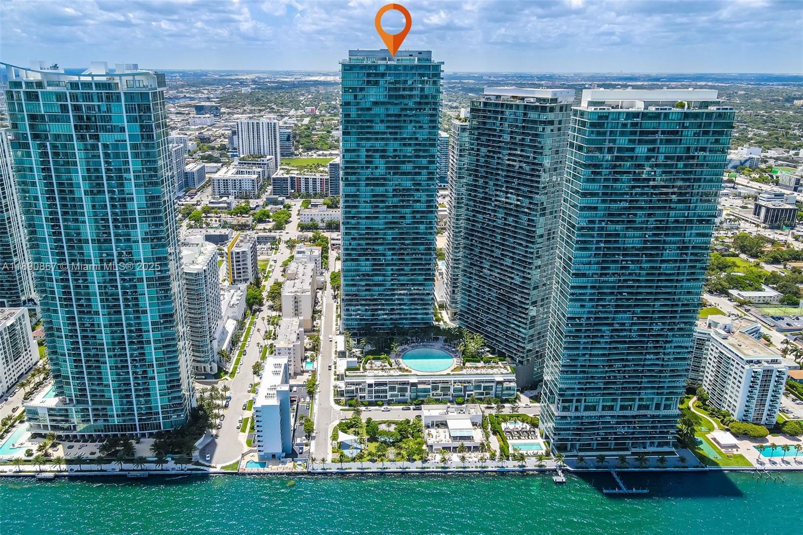 A rare opportunity town this sophisticated , high -floor residence in the hart of Edgewater. Perched on the 43rd floor , this expansive 1 bedroom unit offers breathtaking ,panoramic views of the Biscayne bay and Atlantic Ocean , combining luxury , confort and a resort - style lifestyle