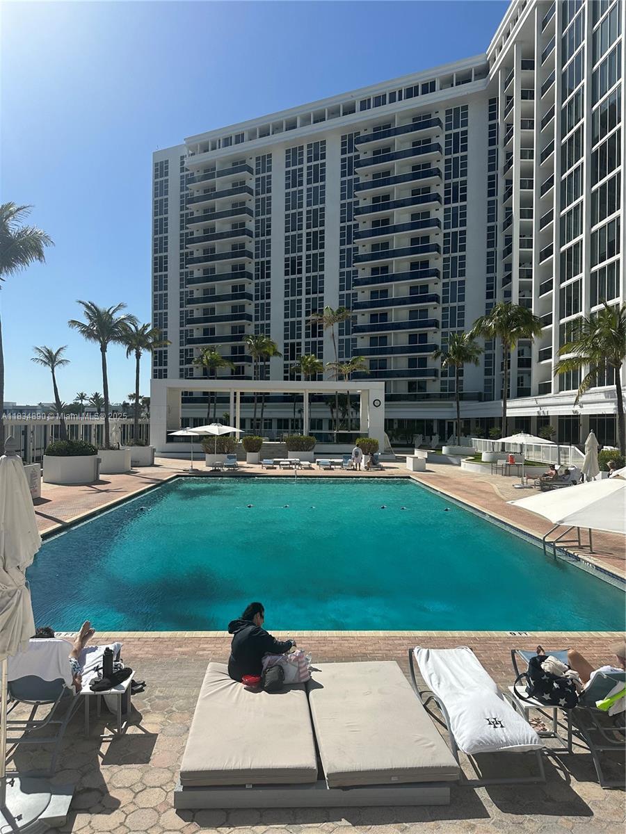 10275 Collins Ave 1402