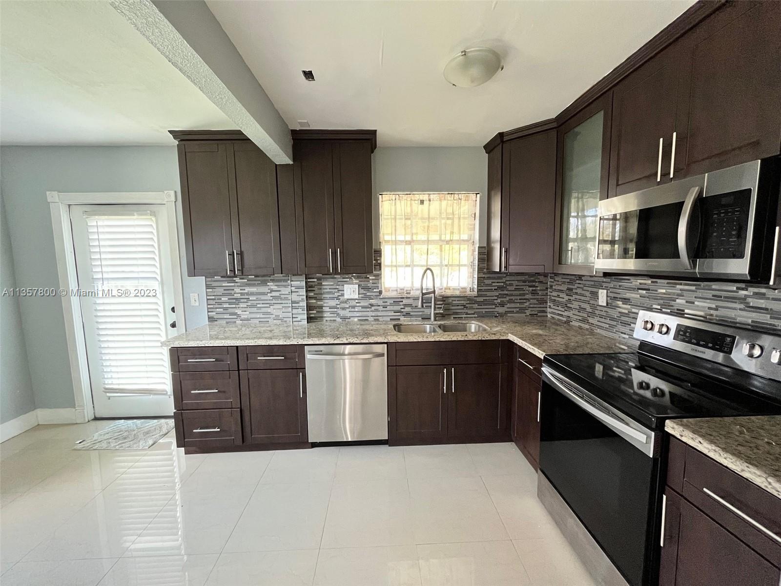 UNIVERSAL ESTATES SOUTH A - Residential Lease