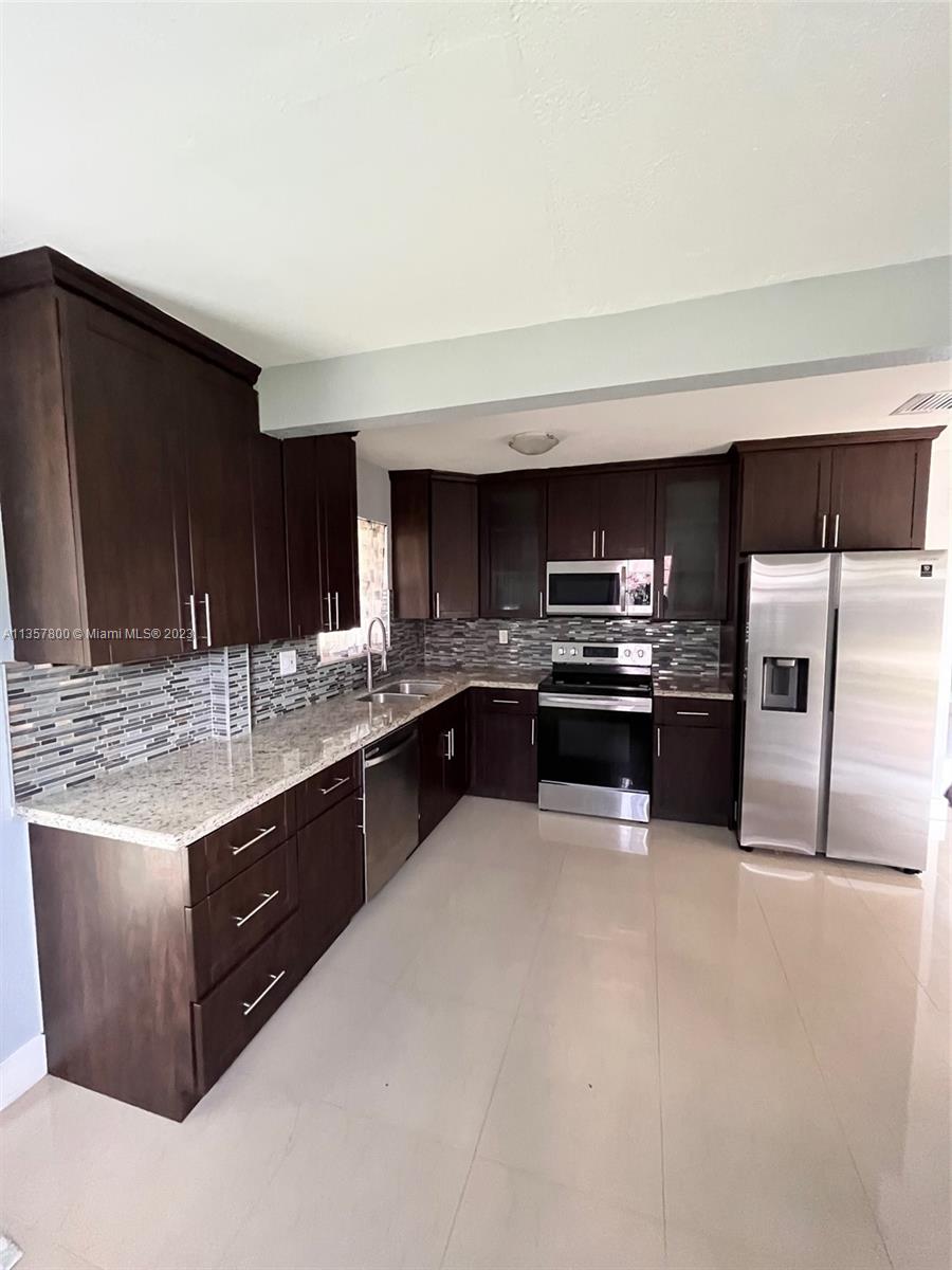 UNIVERSAL ESTATES SOUTH A - Residential Lease