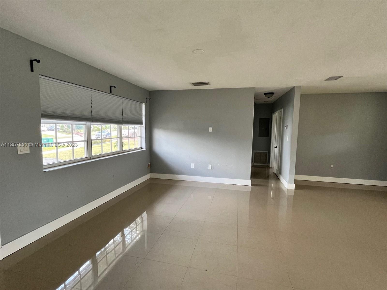 UNIVERSAL ESTATES SOUTH A - Residential Lease