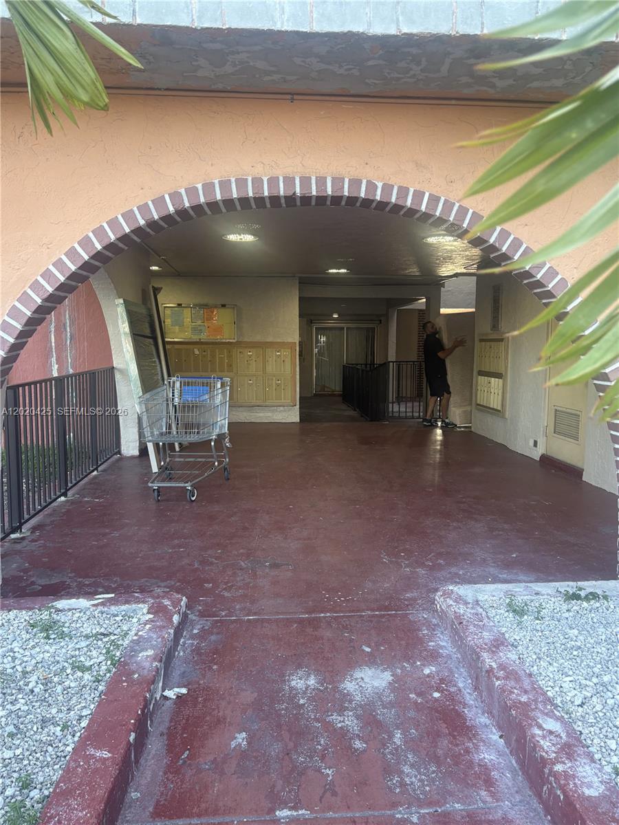WESTLAND MANORS EAST COND - Residential
