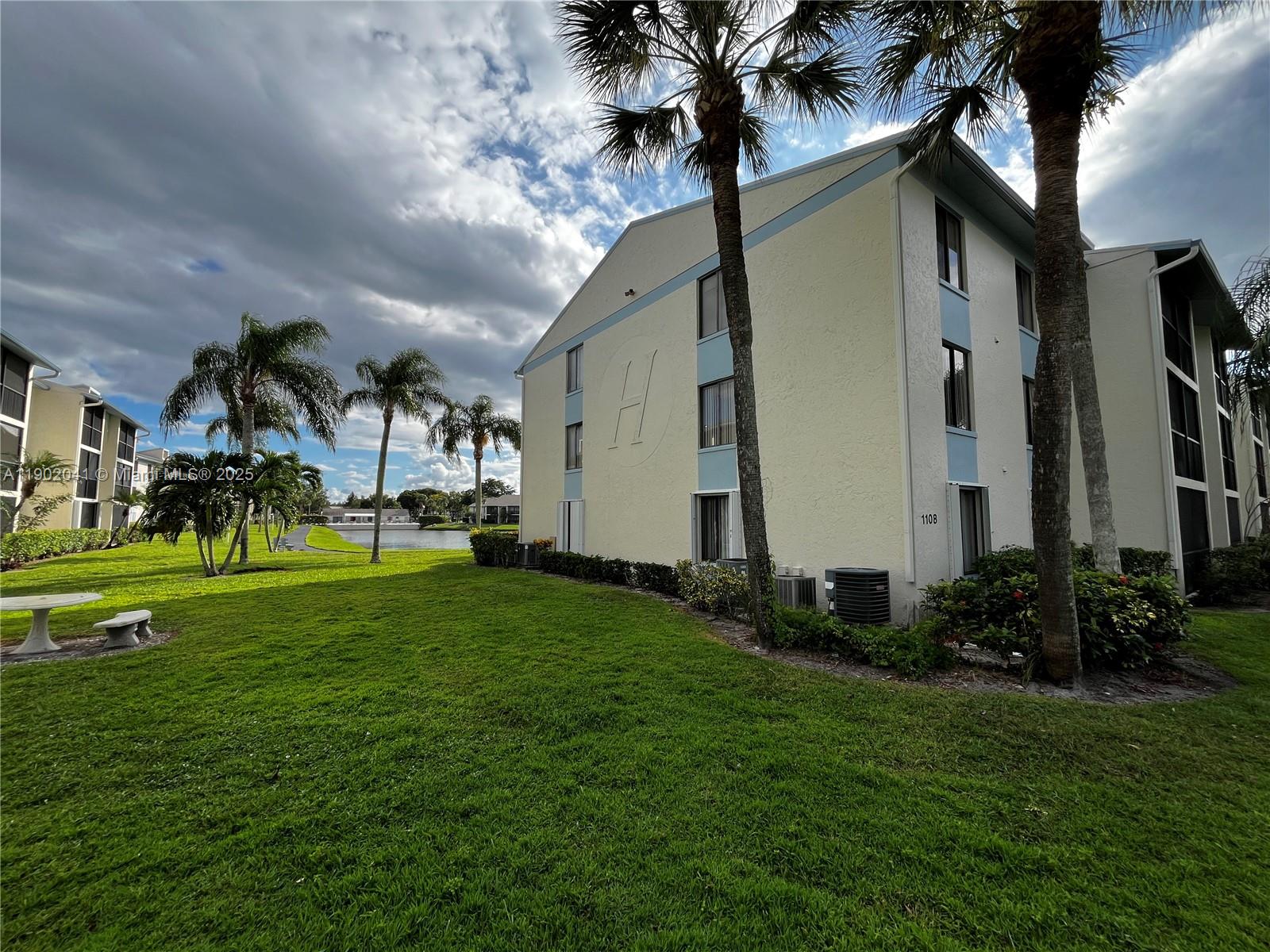 PALM CLUB VILLAGE II COND - Residential