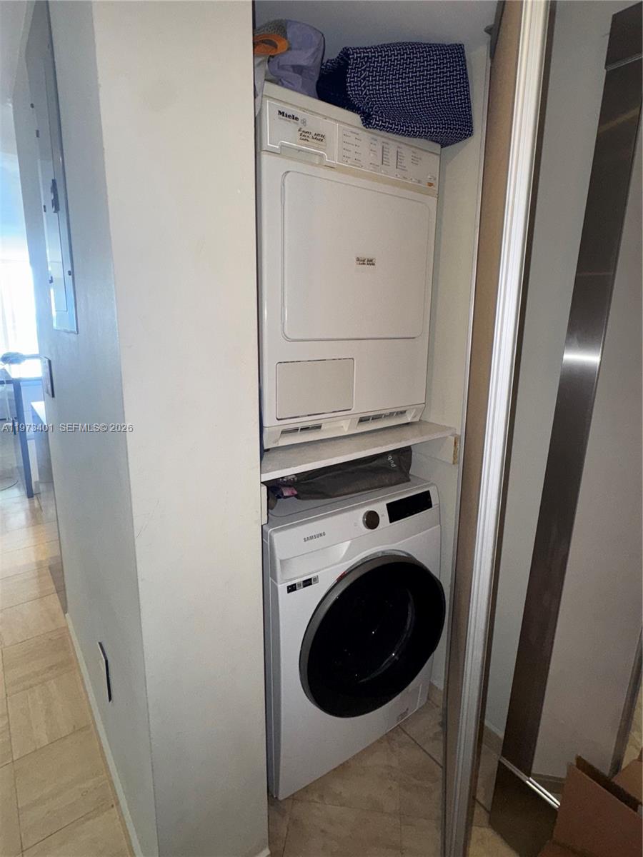 2457 Collins Ave 405