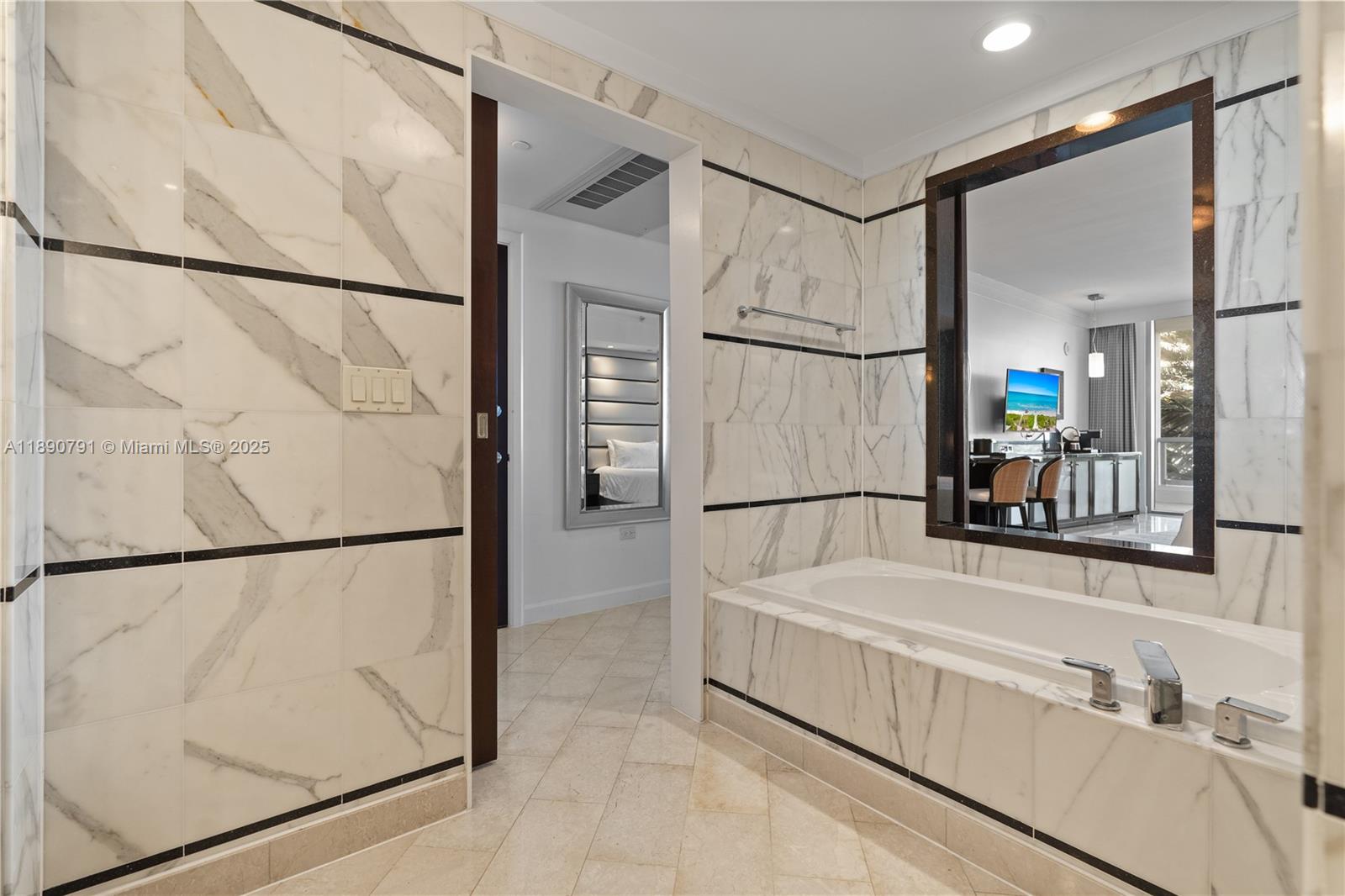 FONTAINEBLEAU III - Residential