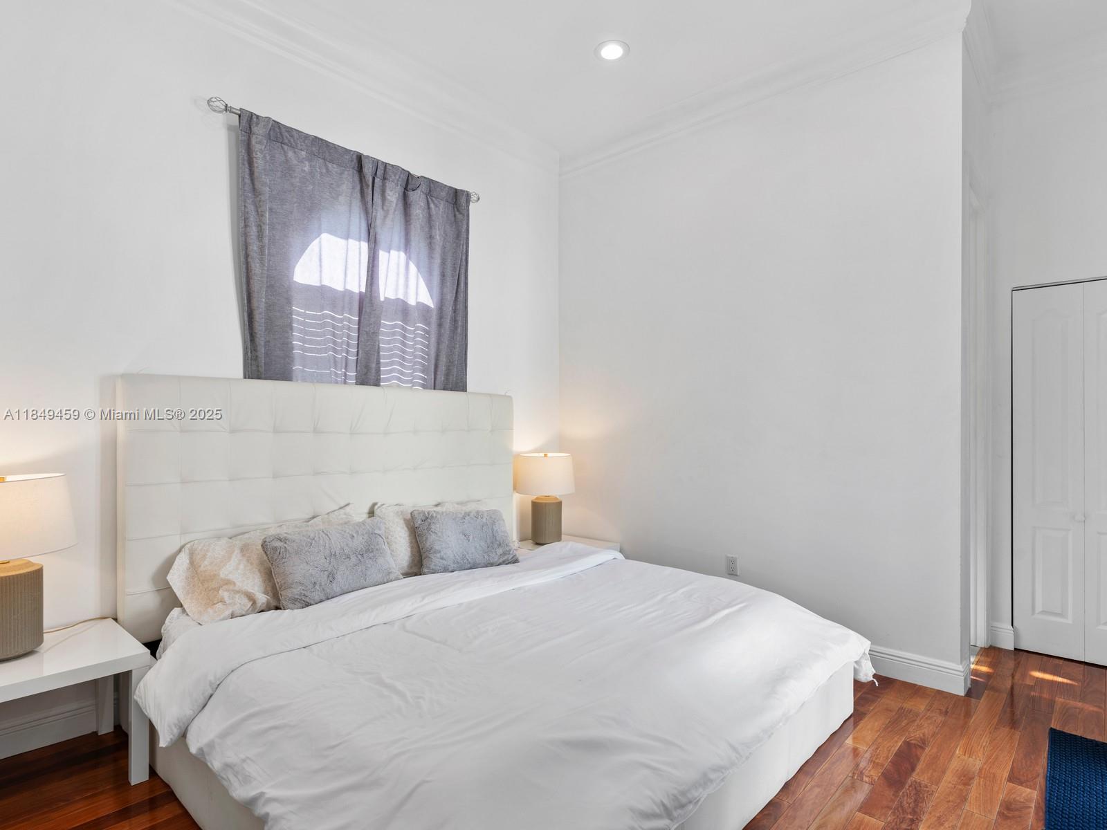 HOLLYWOOD LAKES SECTION - Residential