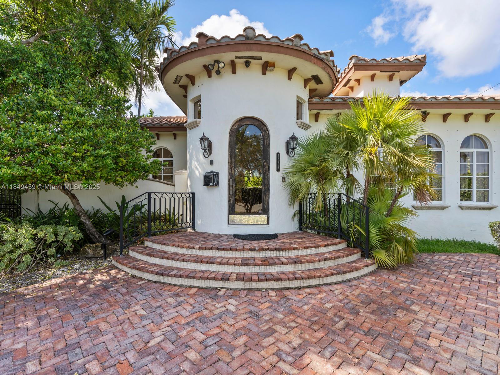 HOLLYWOOD LAKES SECTION - Residential