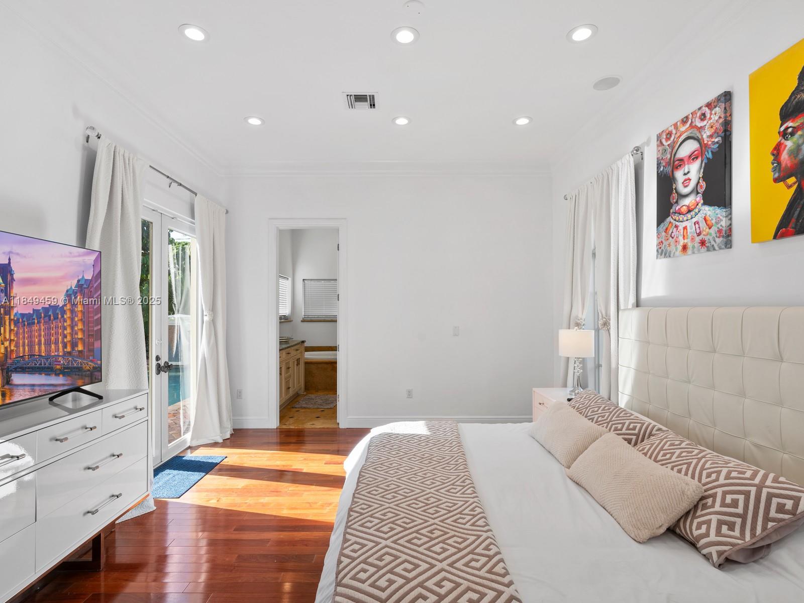 HOLLYWOOD LAKES SECTION - Residential