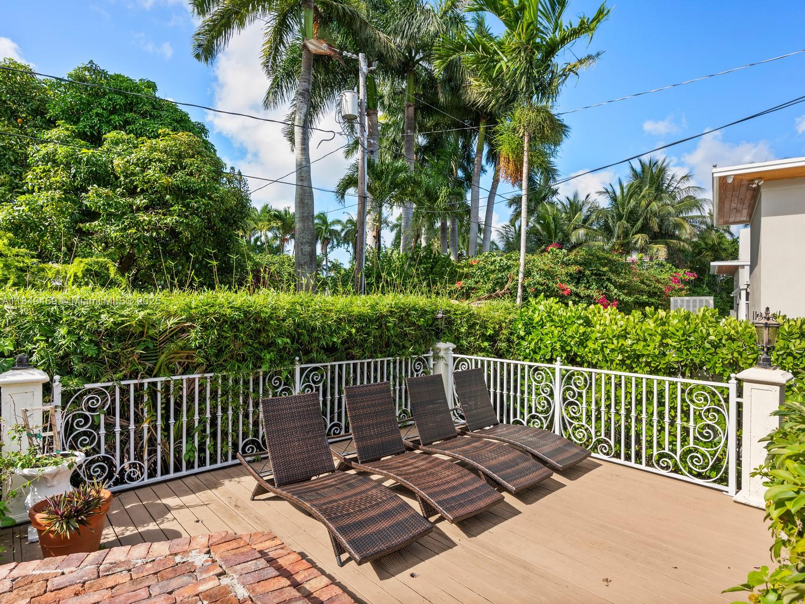 HOLLYWOOD LAKES SECTION - Residential