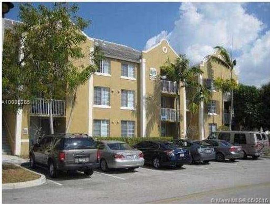 VERY NICE UNIT TOTALLY UPDATED !!! WOOD FLOORS, WASHER AND DRYER IN THE UNIT. THIS VERY NICE CONDO OFFFERS FULL AMENITIES!!!! EASY TO SHOW !!! HURRY IT WONT LAST!! bring a tenant today!!!