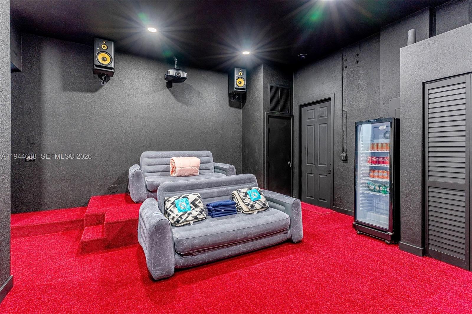 OLD COUNTRY ROAD ESTATES - Residential