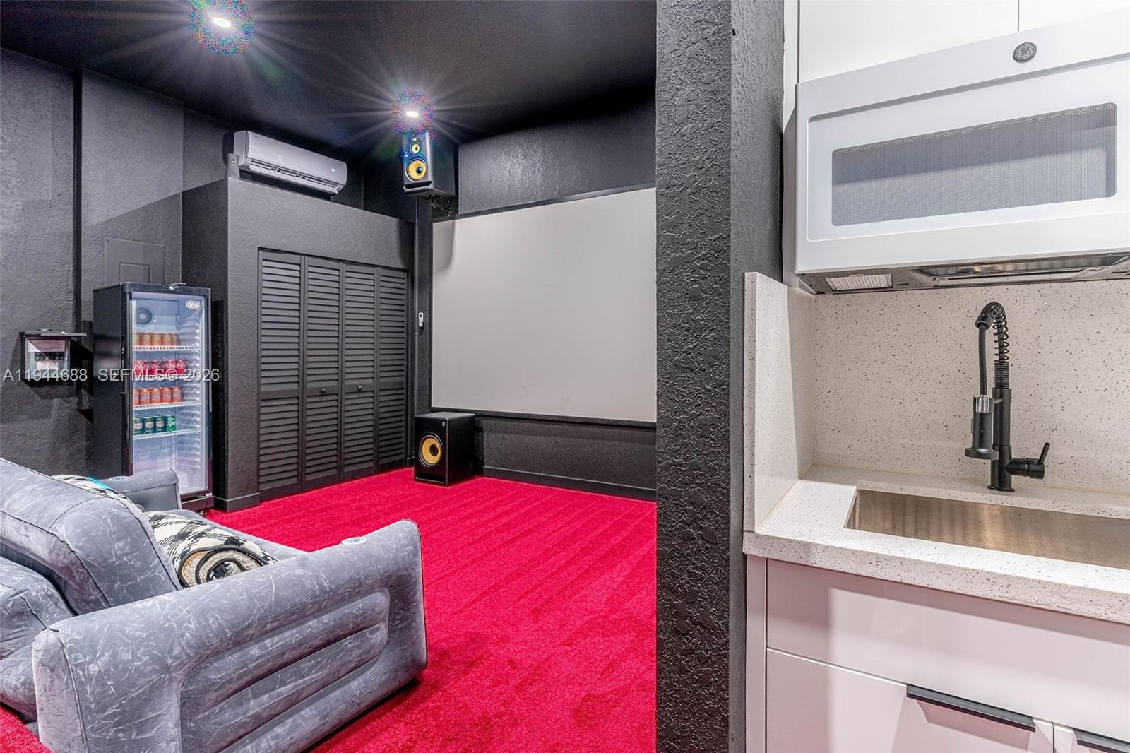 OLD COUNTRY ROAD ESTATES - Residential