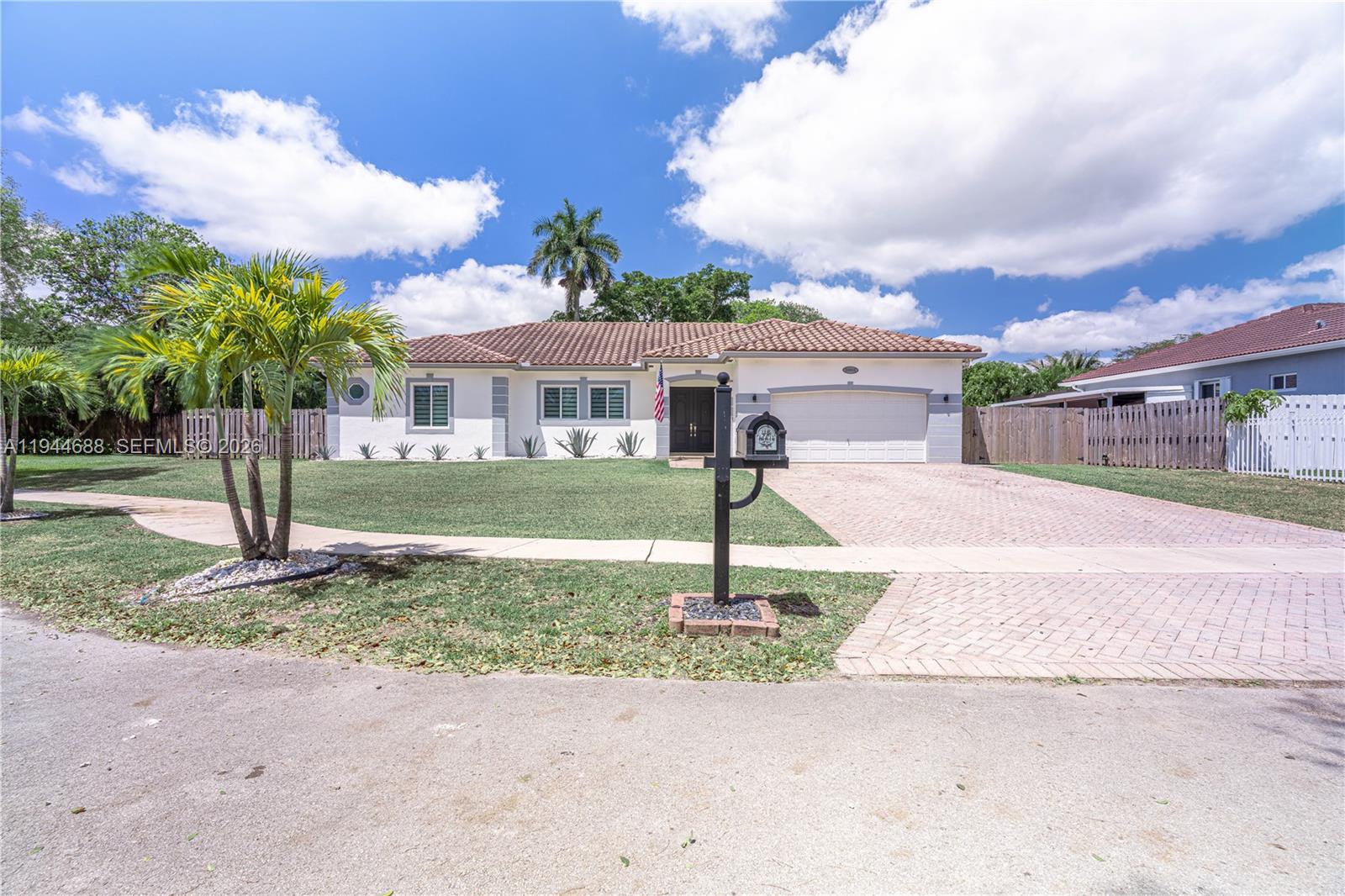OLD COUNTRY ROAD ESTATES - Residential
