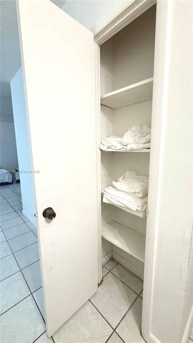 NARANJA LAKES CONDO NO 5 - Residential