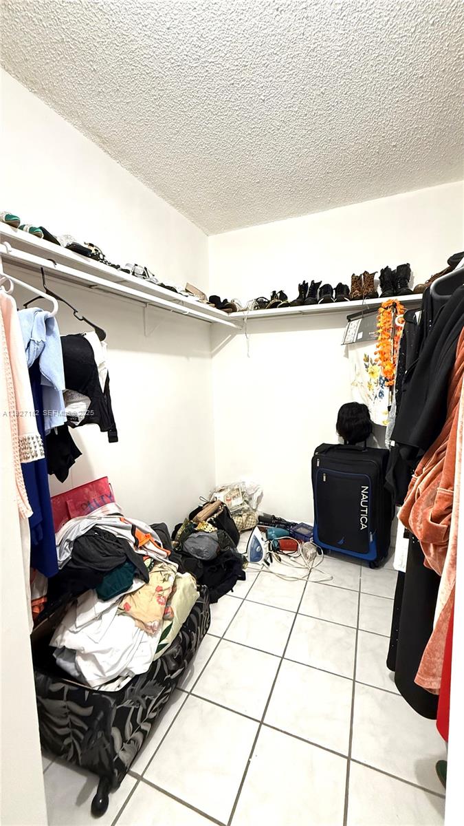 NARANJA LAKES CONDO NO 5 - Residential