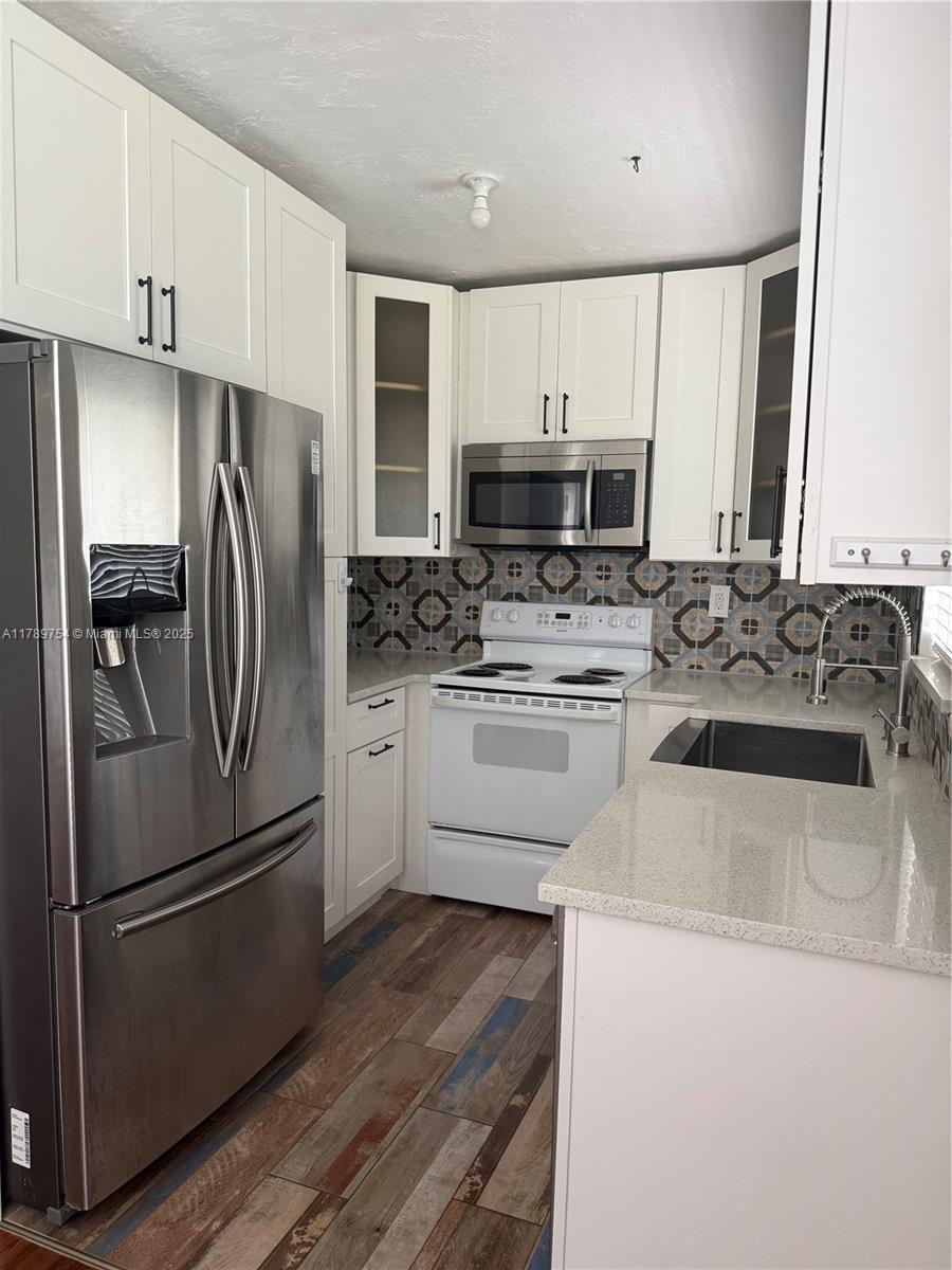 Rental Property at 3800 Ne 21st Ave 12, Lighthouse Point, Broward County, Florida - Bedrooms: 1 
Bathrooms: 1  - $1,850 MO.