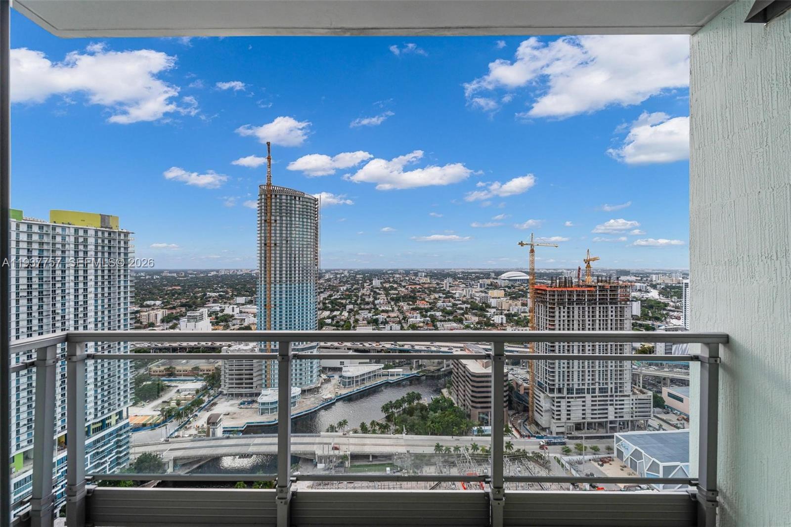 MINT CONDO - Residential