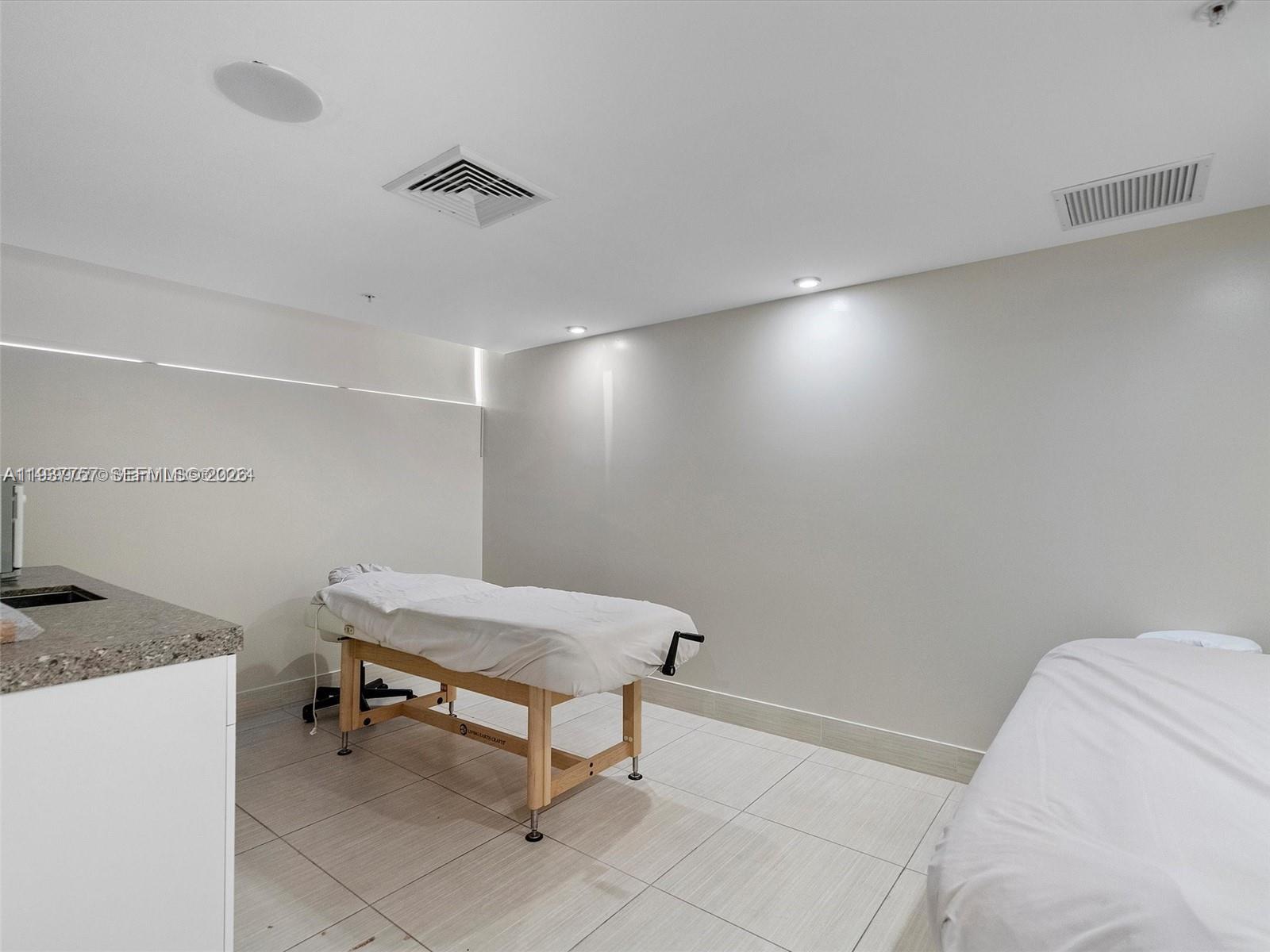 MINT CONDO - Residential