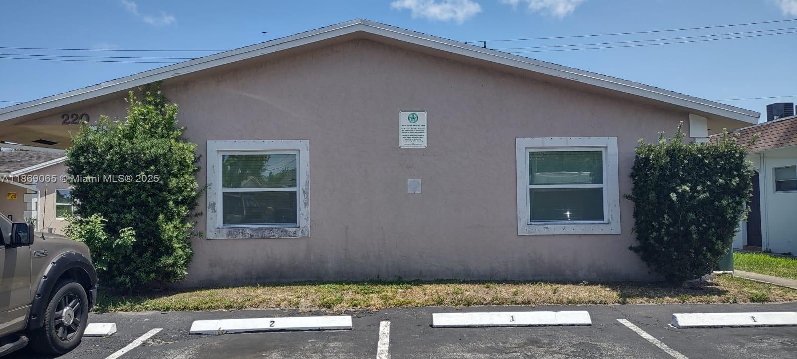 Charming 2 Bedroom / 1 Bathroom Apartment
Move-in ready with a quick approval process! Features tile flooring throughout, located near shopping centers and major highways. Situated in a great school district.