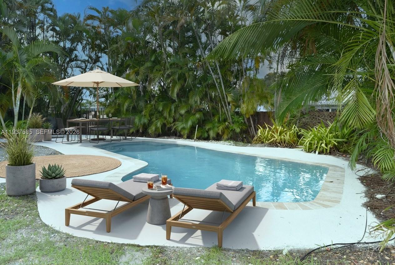 HOLLYWOOD HILLS - Residential