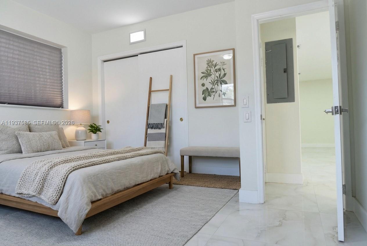 HOLLYWOOD HILLS - Residential