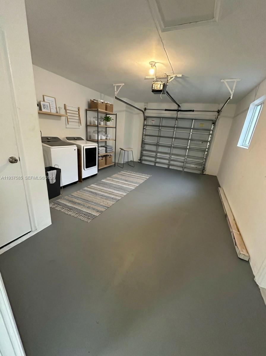 HOLLYWOOD HILLS - Residential