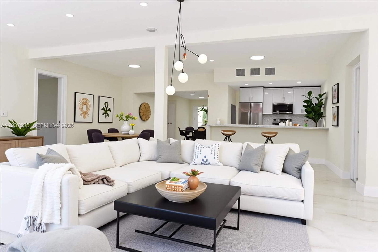 HOLLYWOOD HILLS - Residential