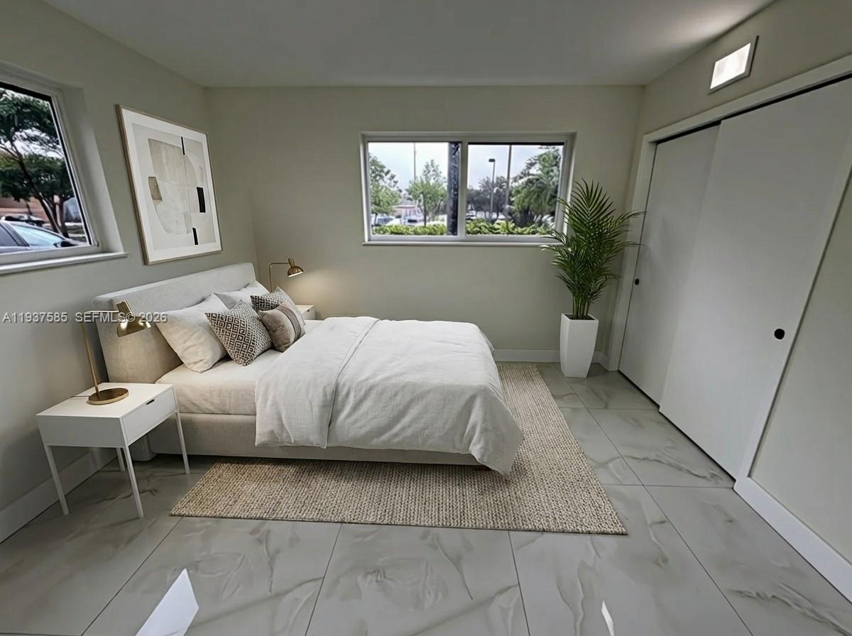 HOLLYWOOD HILLS - Residential