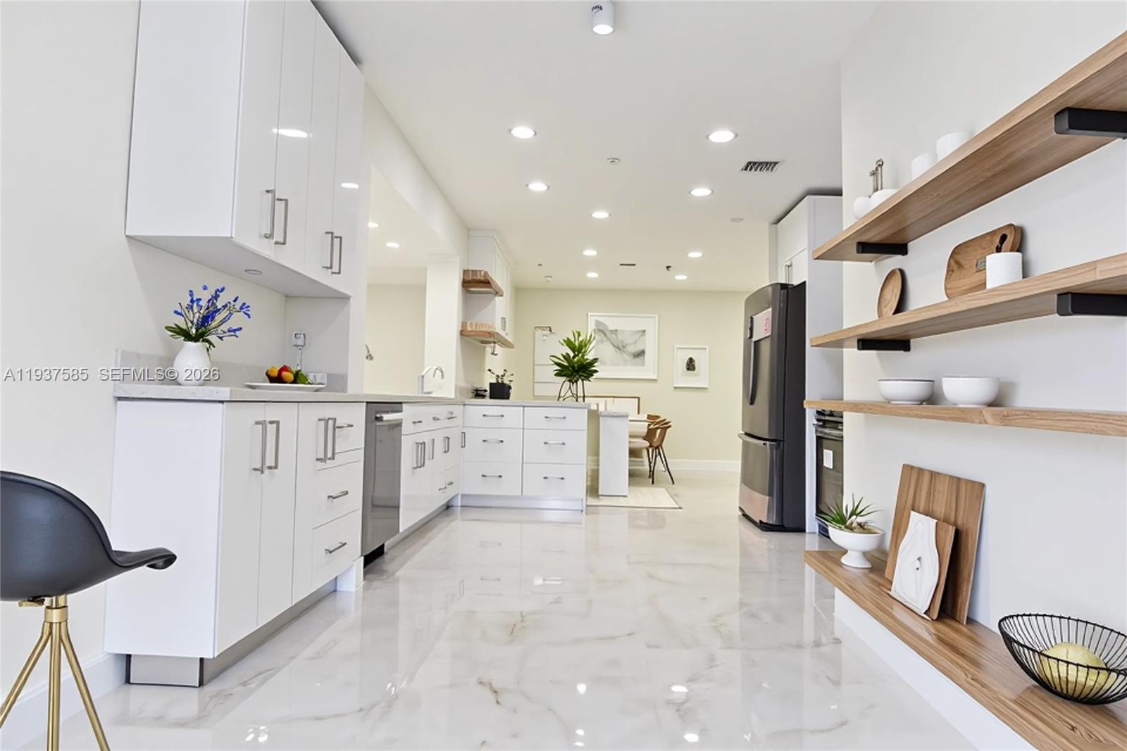 HOLLYWOOD HILLS - Residential