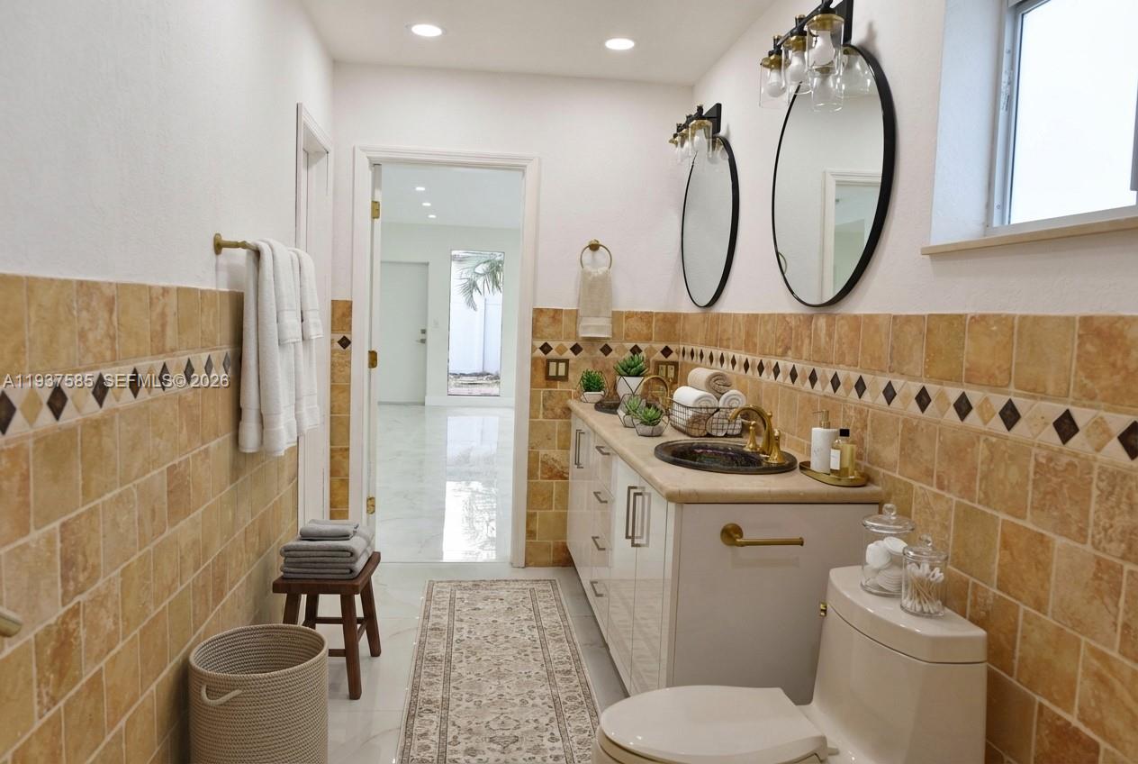 HOLLYWOOD HILLS - Residential