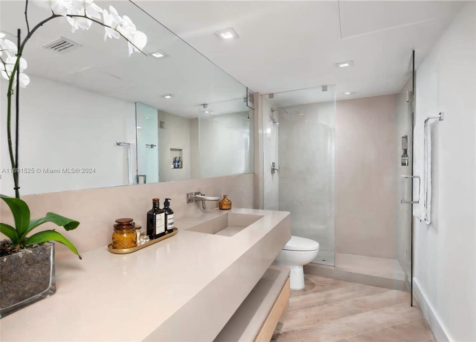 RONEY PALACE CONDO - Residential