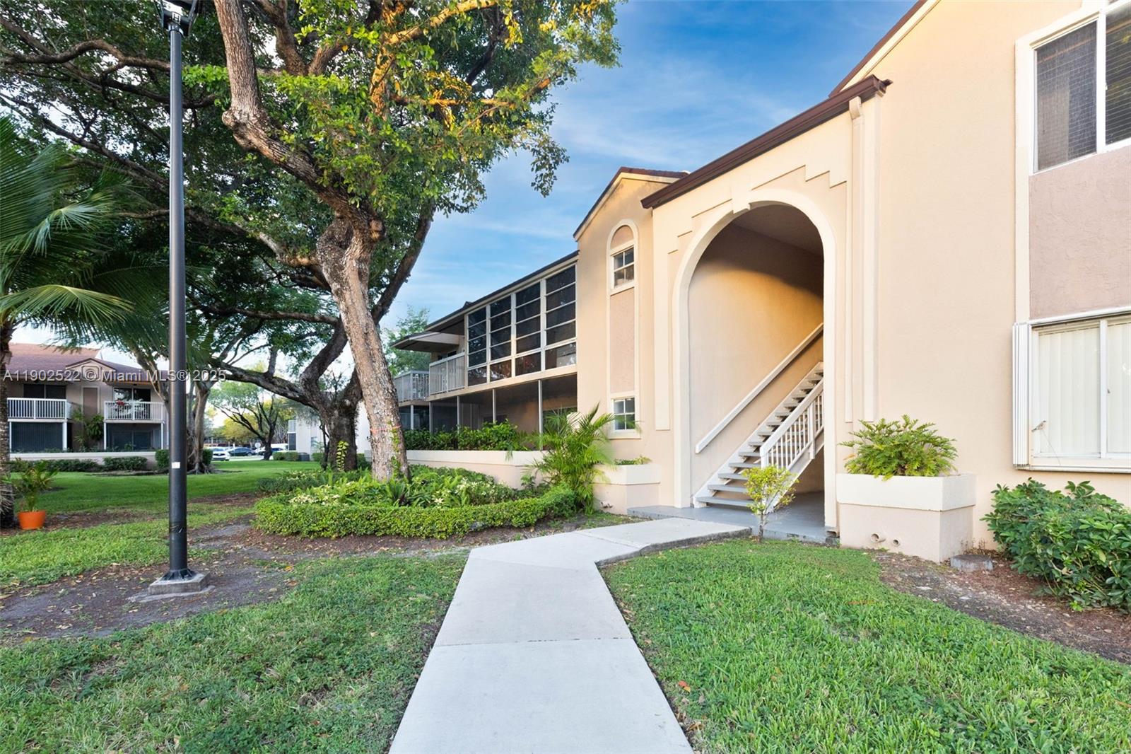 DORAL PK CO CLUB VILLAS C - Residential