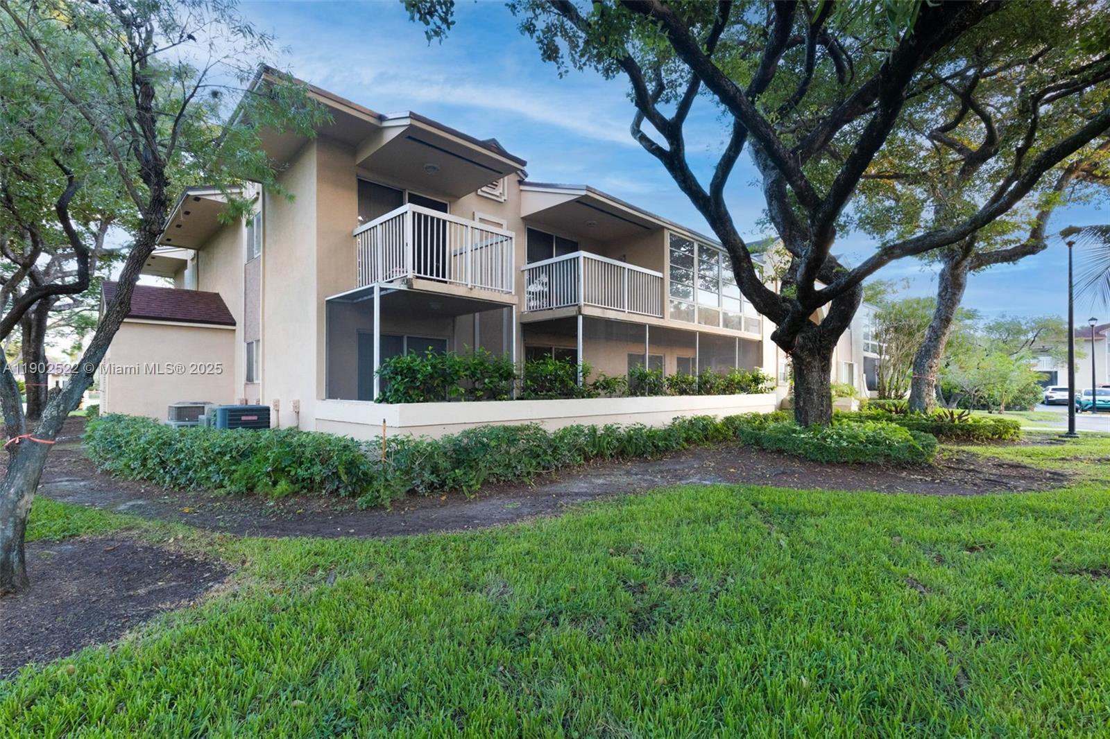 DORAL PK CO CLUB VILLAS C - Residential