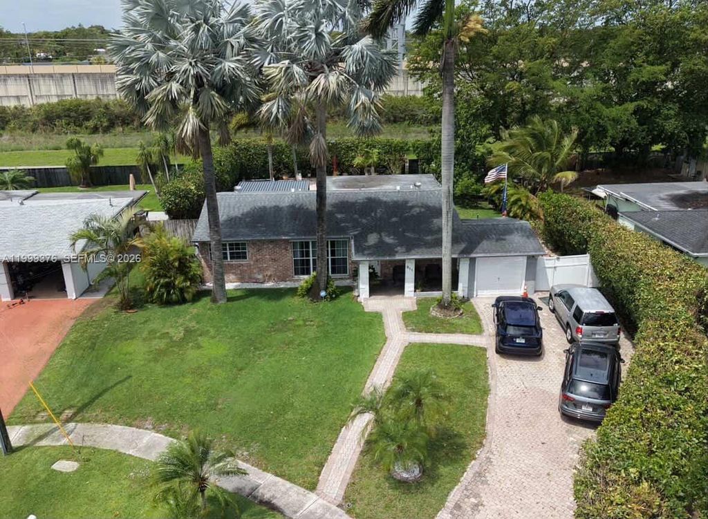 Photo of 911 SW 51st Ave, Plantation, FL 33317 (MLS # A11999376)