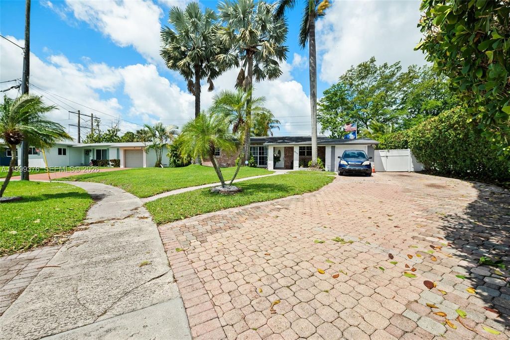 Photo of 911 SW 51st Ave, Plantation, FL 33317 (MLS # A11999376)