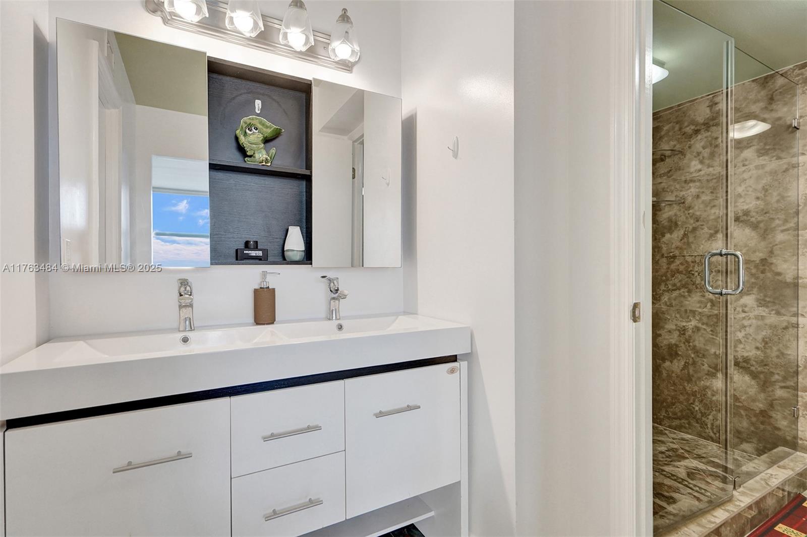 TRAFALGAR TOWERS CONDOMIN - Residential Lease