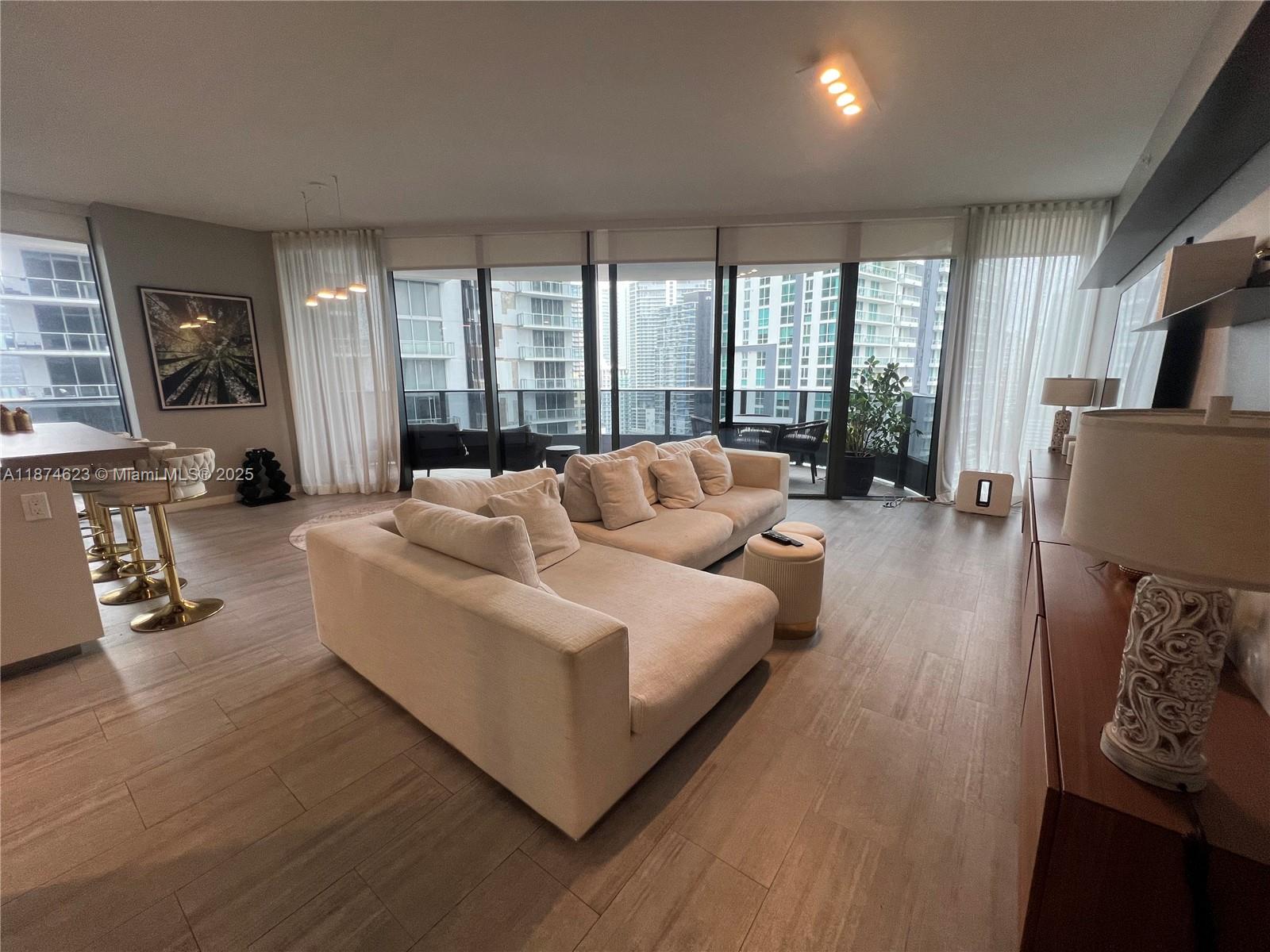 1000 Brickell Plz 2201
