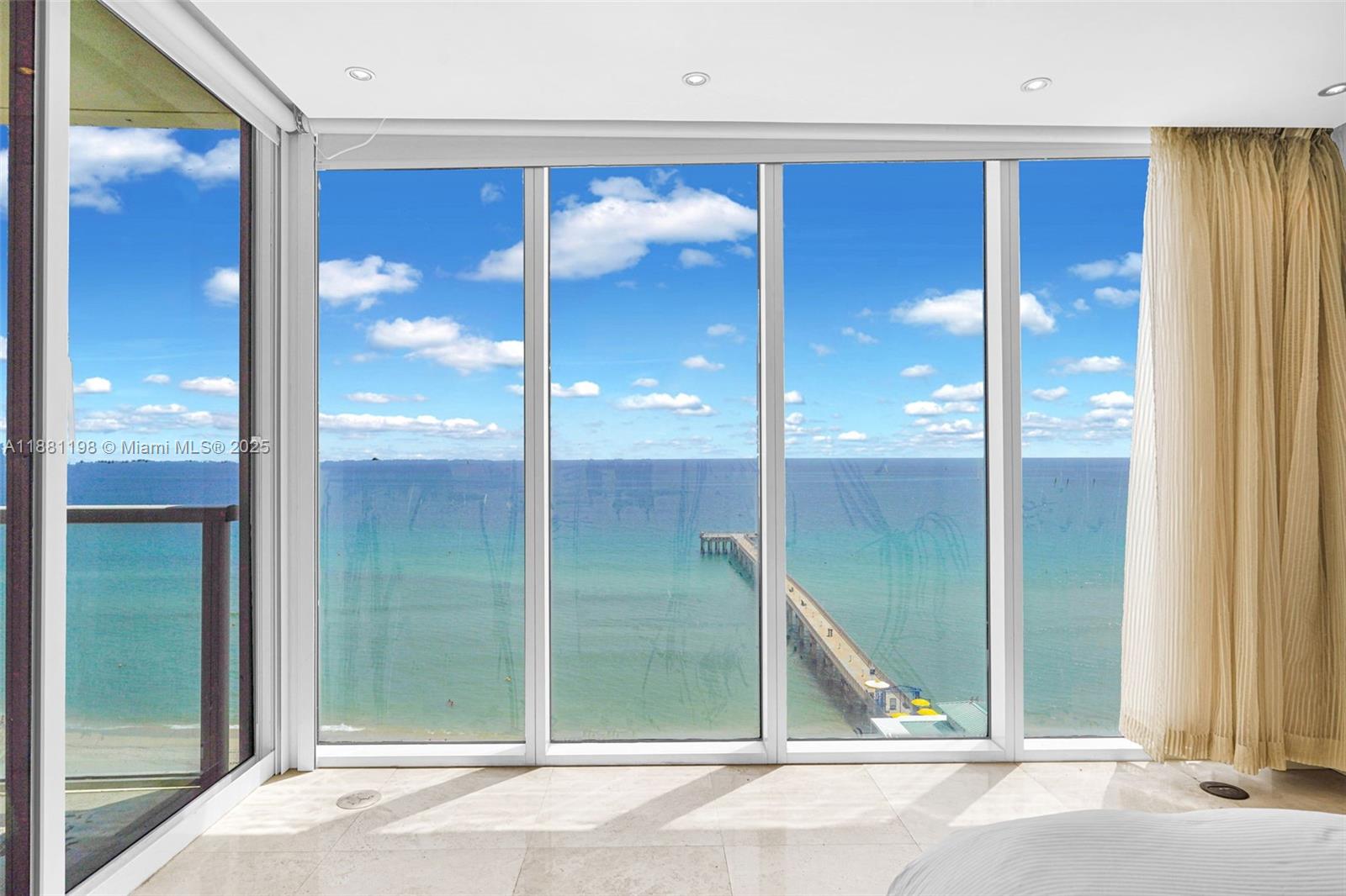 LA PERLA CONDO - Residential Lease