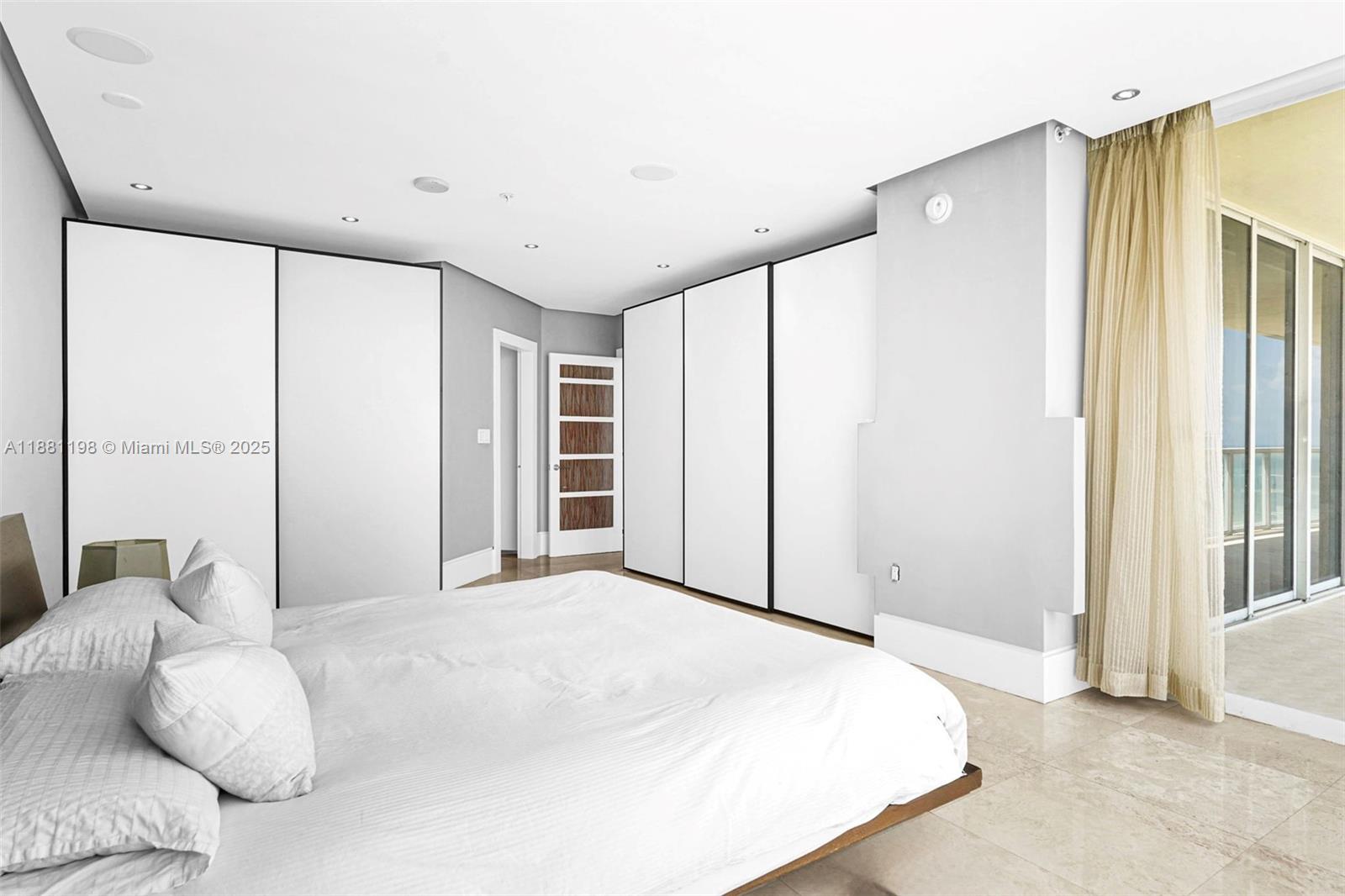 LA PERLA CONDO - Residential Lease